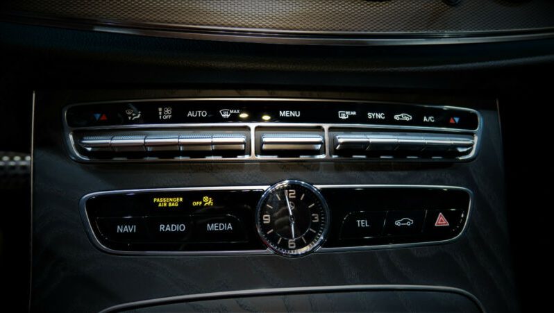 Mercedes-Benz E200 AMG-LINE full