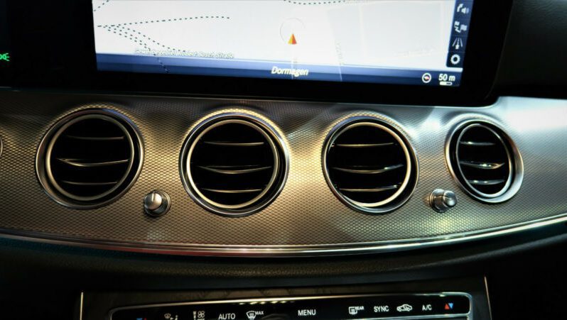 Mercedes-Benz E200 AMG-LINE full