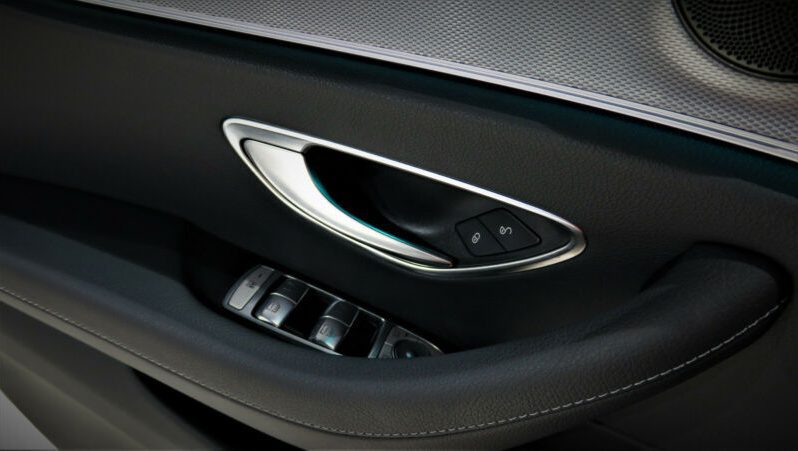 Mercedes-Benz E200 AMG-LINE full