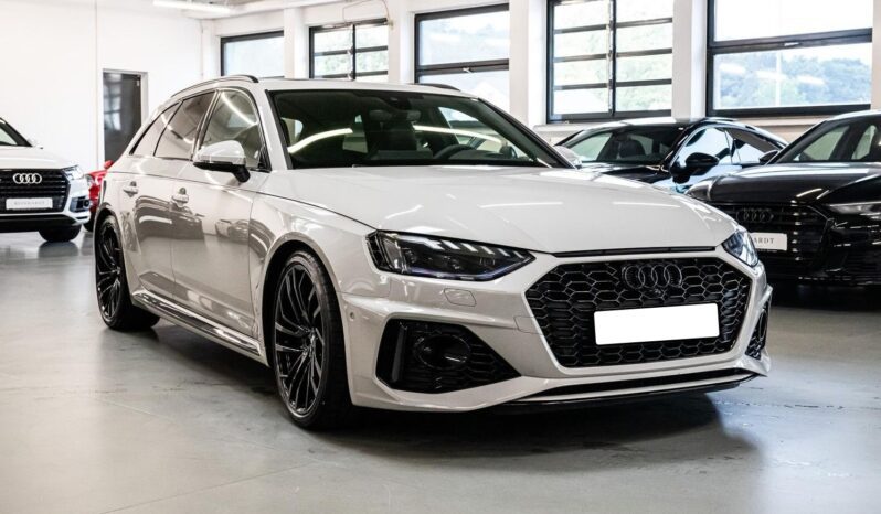 Audi RS4 Avant full