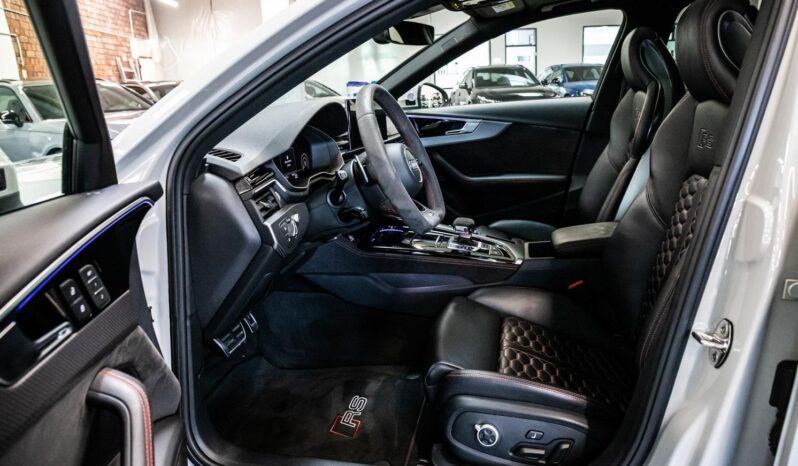 Audi RS4 Avant full